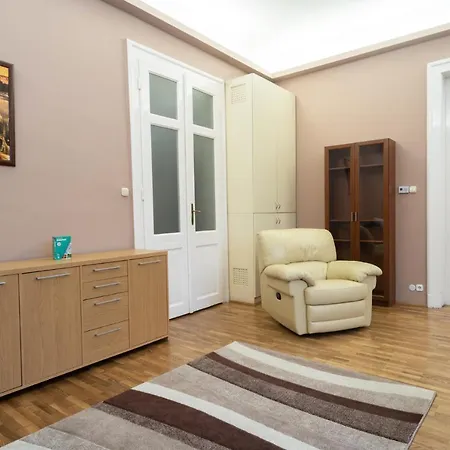 Kiraly With Free Parking And Ac Apartament *